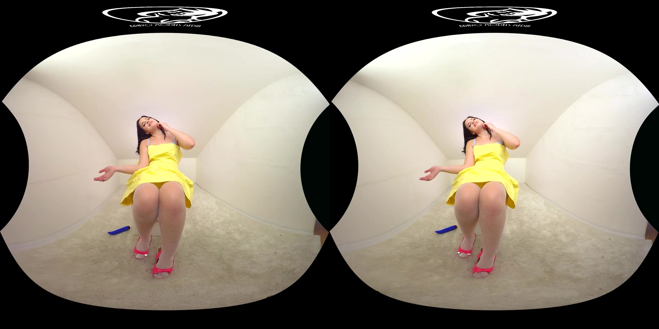 323 - Kizzy Wixx - Chubby Amateur Strip And Toying Pussy