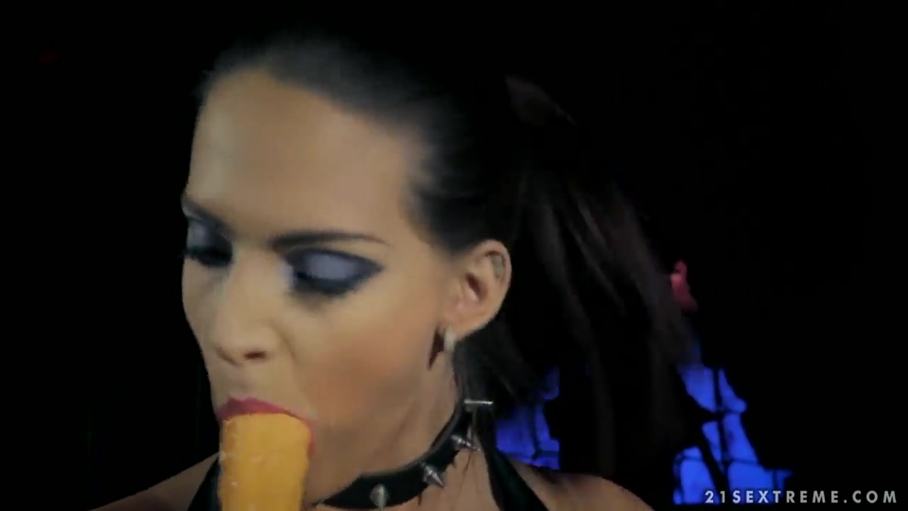 Wild brunette Lyen Parker uses her favorite toys and fingers to stimulate her pussy