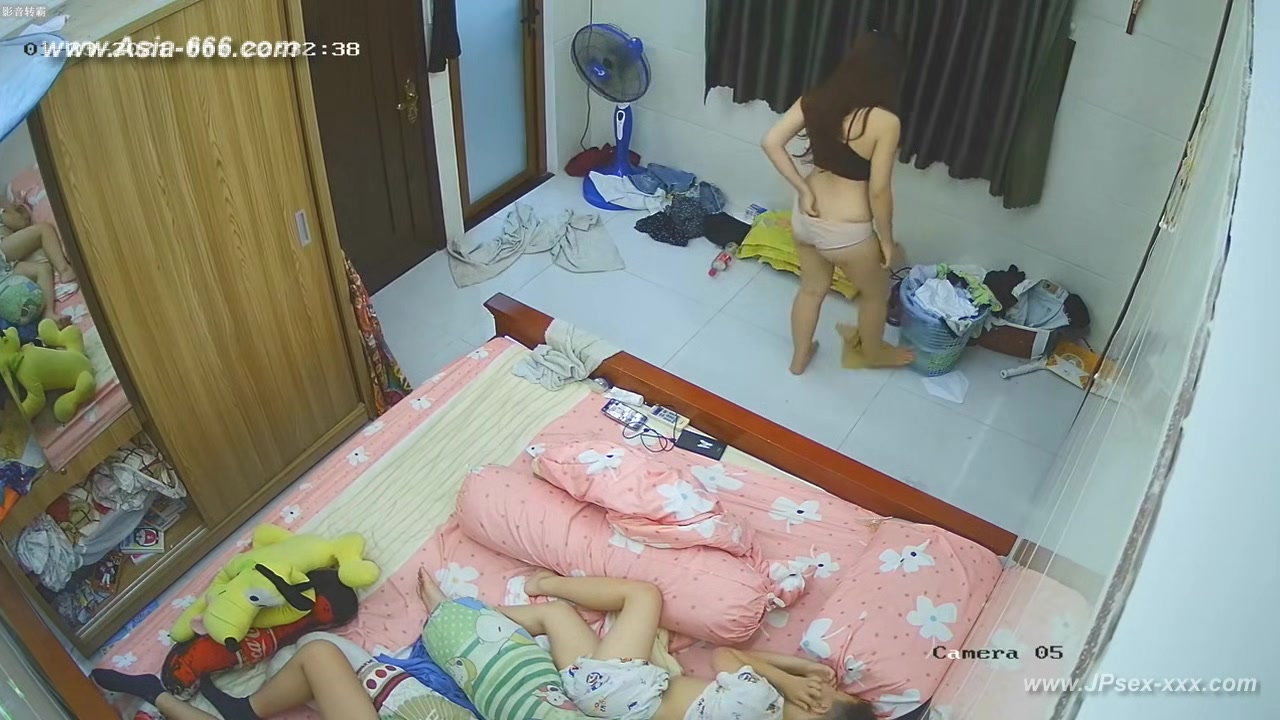 Hackers use the camera to remote monitoring of a lover's home life.598