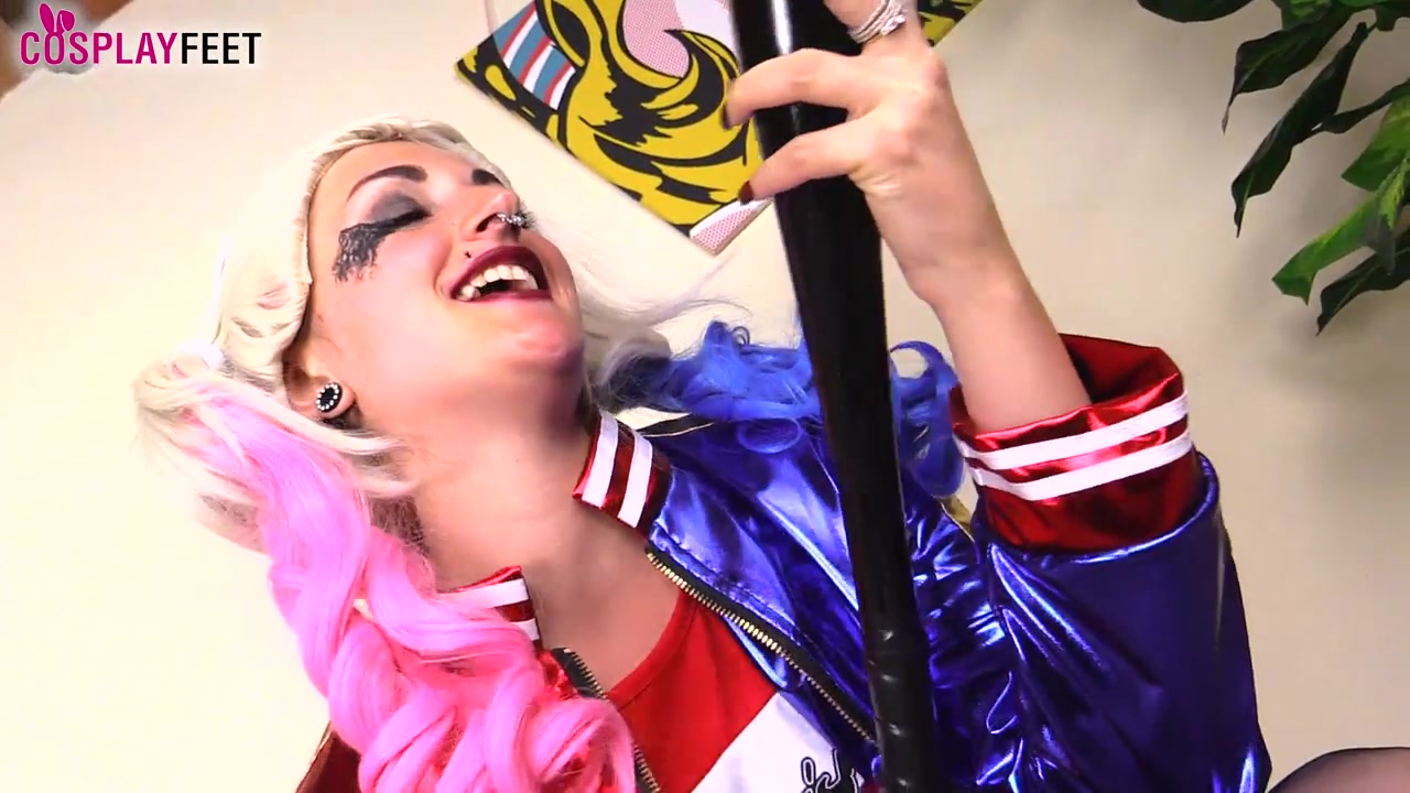 Medusa blonde looks insanely hot in Harley Quinn cosplay costume with black nylons
