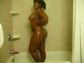 Curvy body wash station
