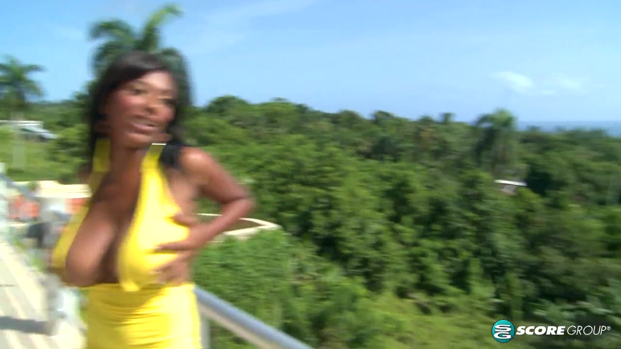 Busty Island Girl Chica - ScoreLand