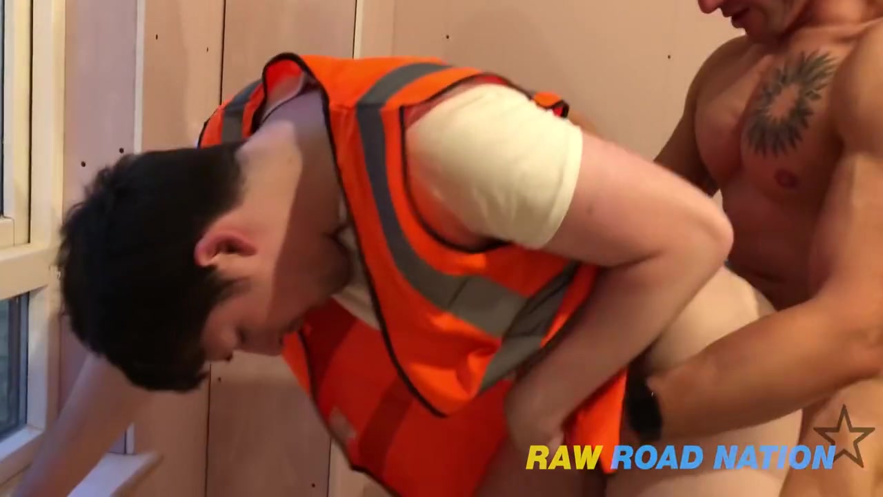 Slacking Builder Gets Rebuked By Big-cock Boss