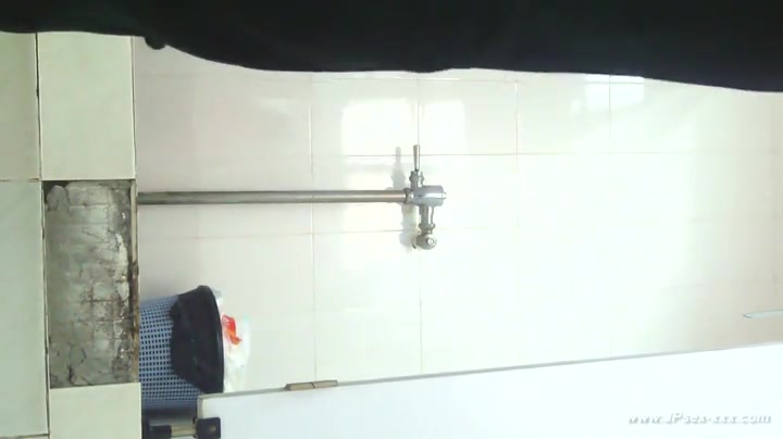###ping chinese girl go to public toilet.1