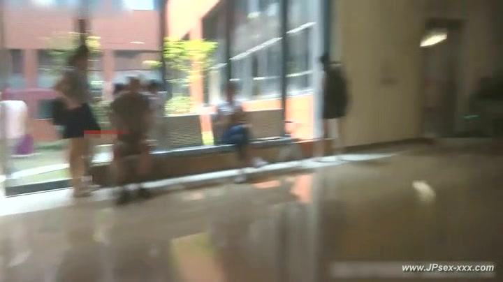 peeping chinese woman to go to the hospital for an injection.4_2