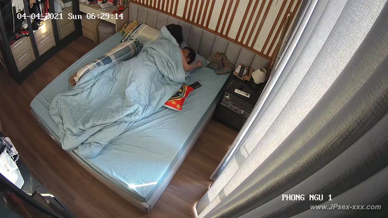 Hackers use the camera to remote monitoring of a lover's home life.599