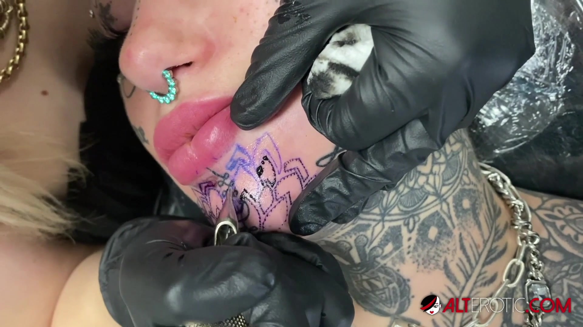 Amber Luke Getting a Chin Tattoo