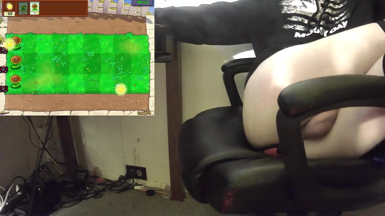 Femboy Gaming: Plants Vs Zombies #1 + Thrusting Buttplug