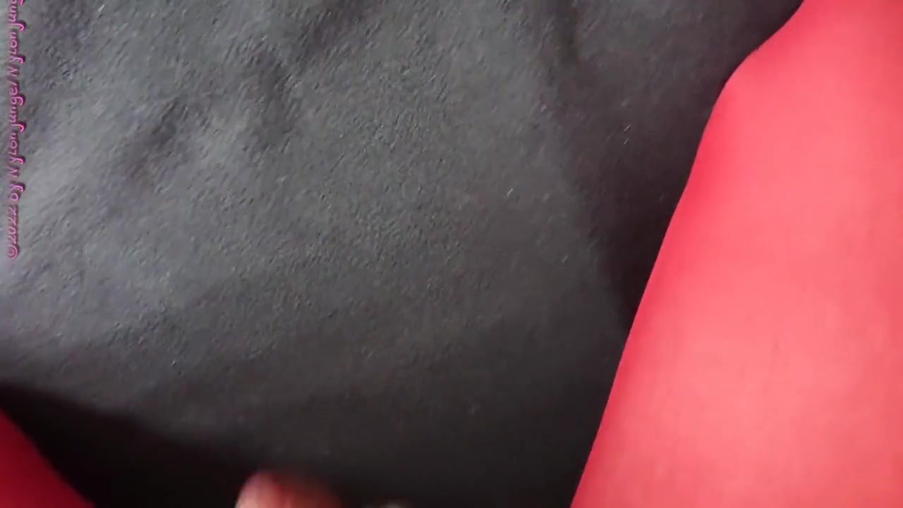 Nylonjunge Loves The Red Pantyhose 2 -masturbation