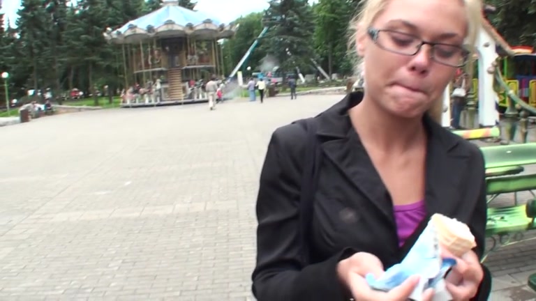 Public blow job & outdoor slit fingering