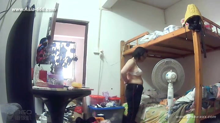 Hackers use the camera to remote monitoring of a lover's home life.250_2