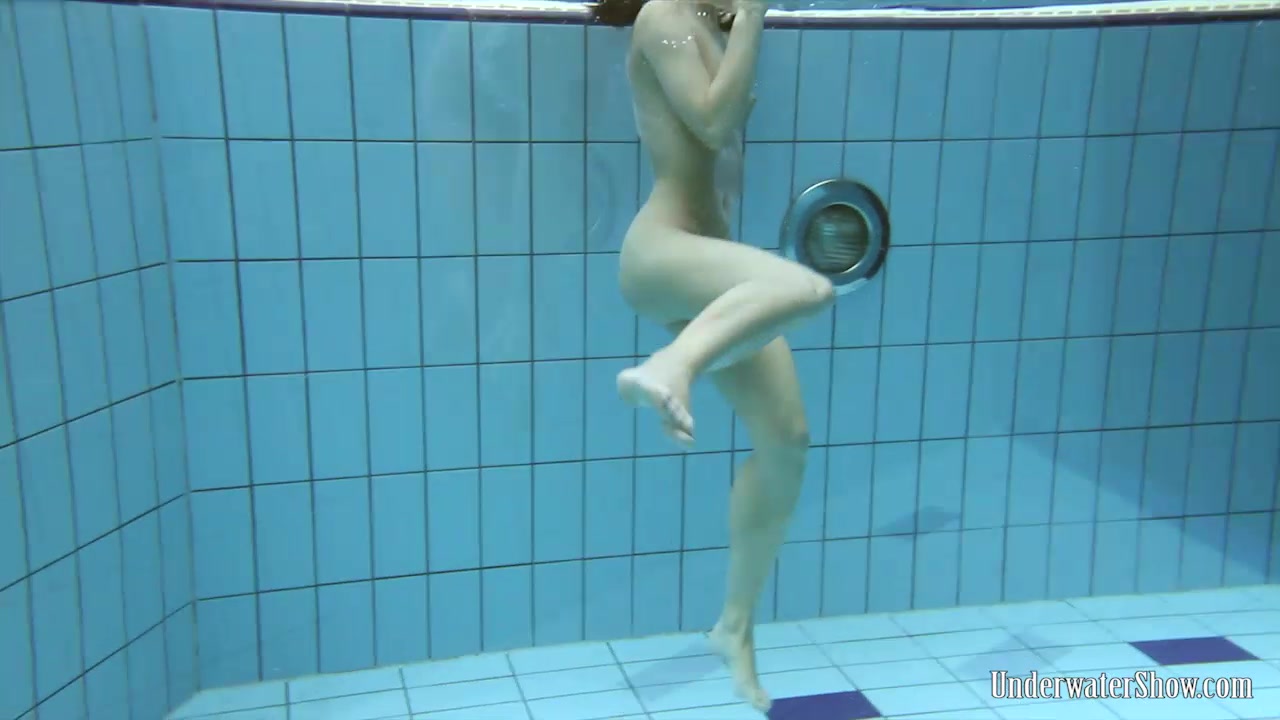 UnderwaterShow Video: Vera in the pool