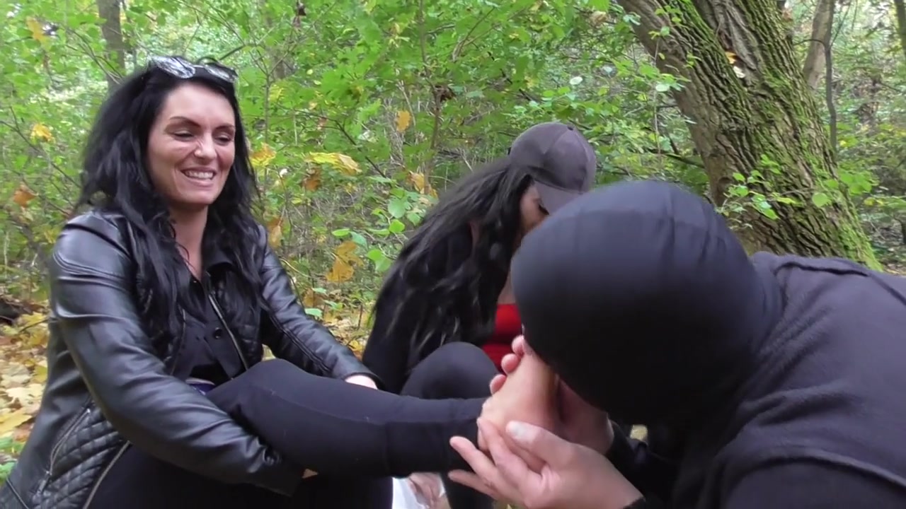 Feet smell during the trip by Foot Girls