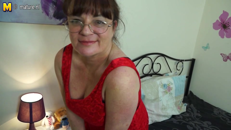 Naughty British Housewife Masturbating On Her Bed With Toys - MatureNL