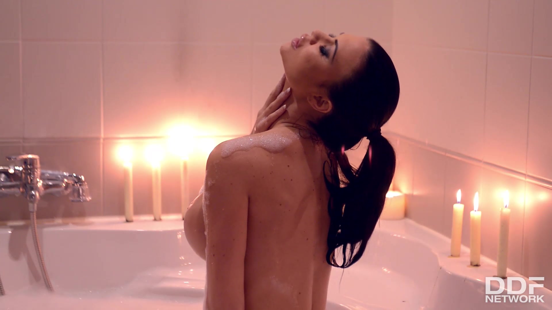 Tantalizer in the Tub - PornWorld