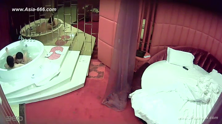 Hackers use the camera to remote monitoring of a lover's home life.218_3