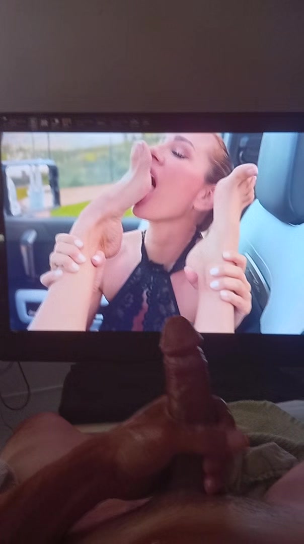 Pleasure my self to sexy toe sucking