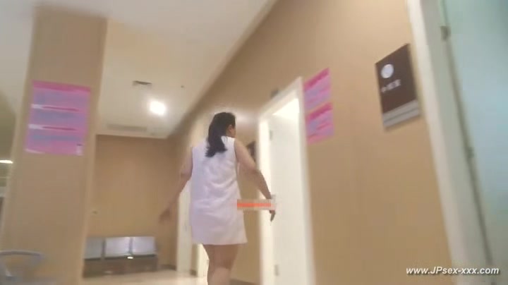 peeping chinese woman to go to the hospital for an injection.4_2