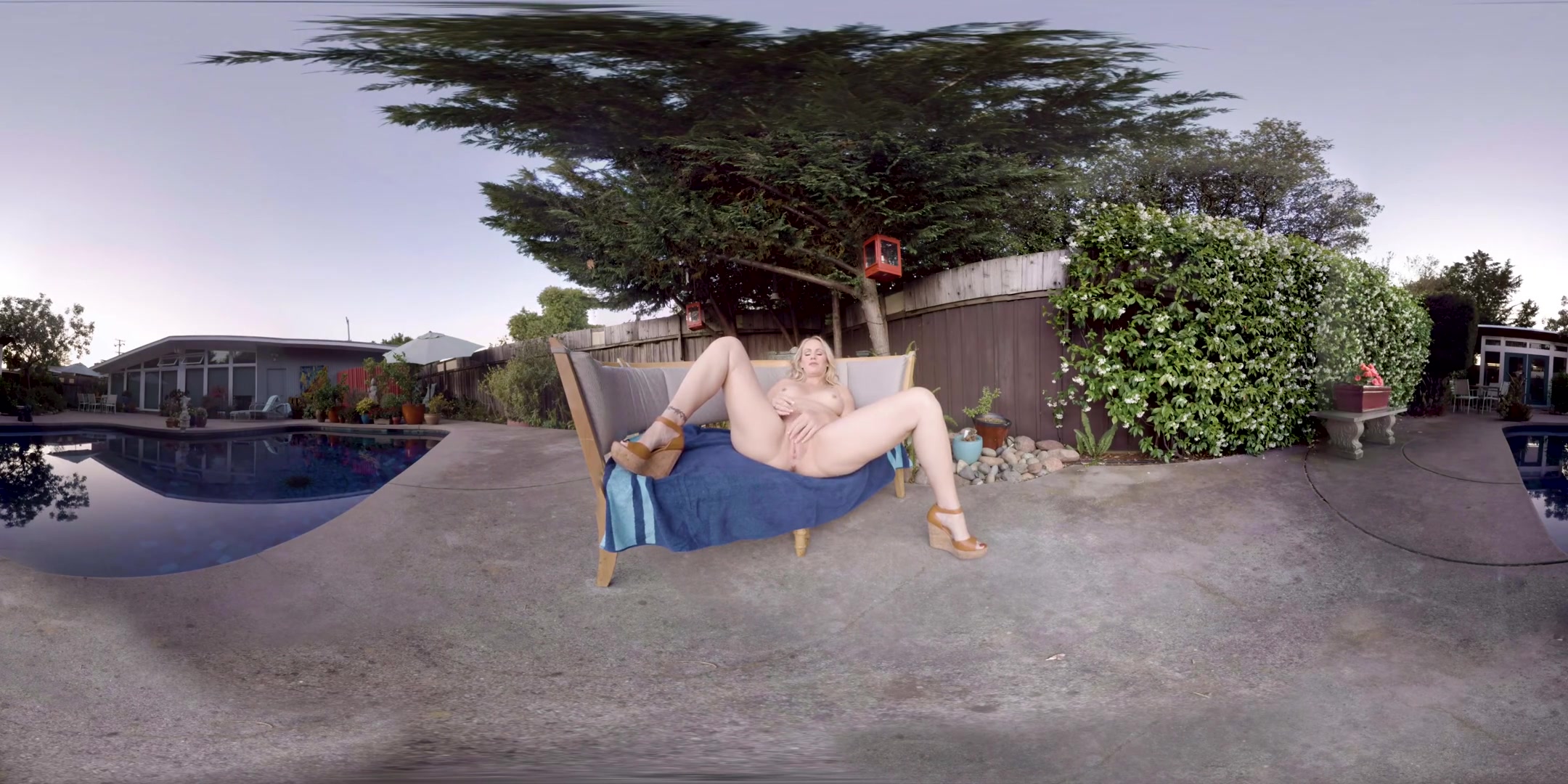 Simone Sonay in Bored Housewife - LezVR