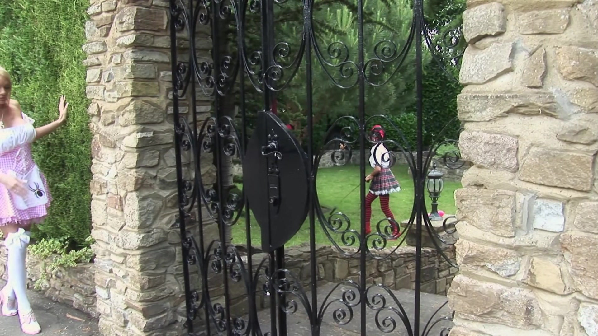 Lookalikes Kit and Kat and Stacy Saran are playing with the queen of hearts in this wild outdoor orgy