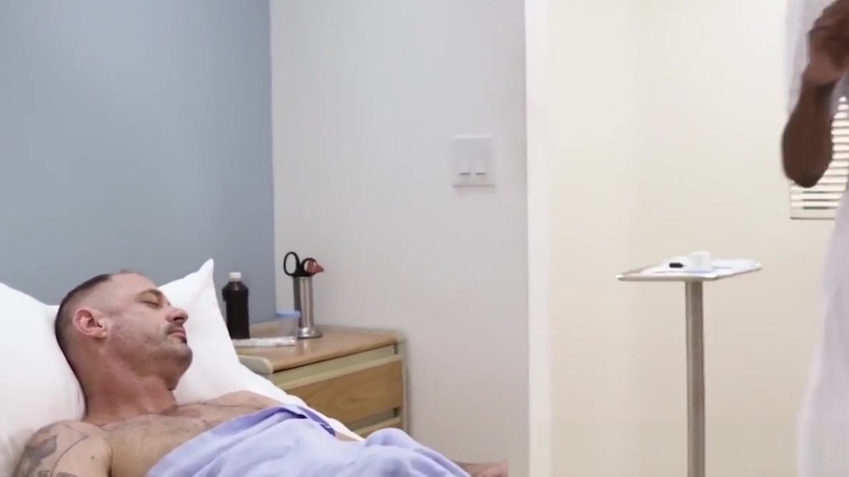 Ebony tranny nurse pounding muscular patient