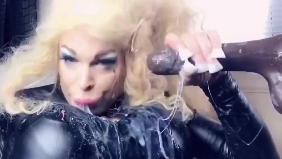 Pose Deep Throat 5 - Shemale Blowjob