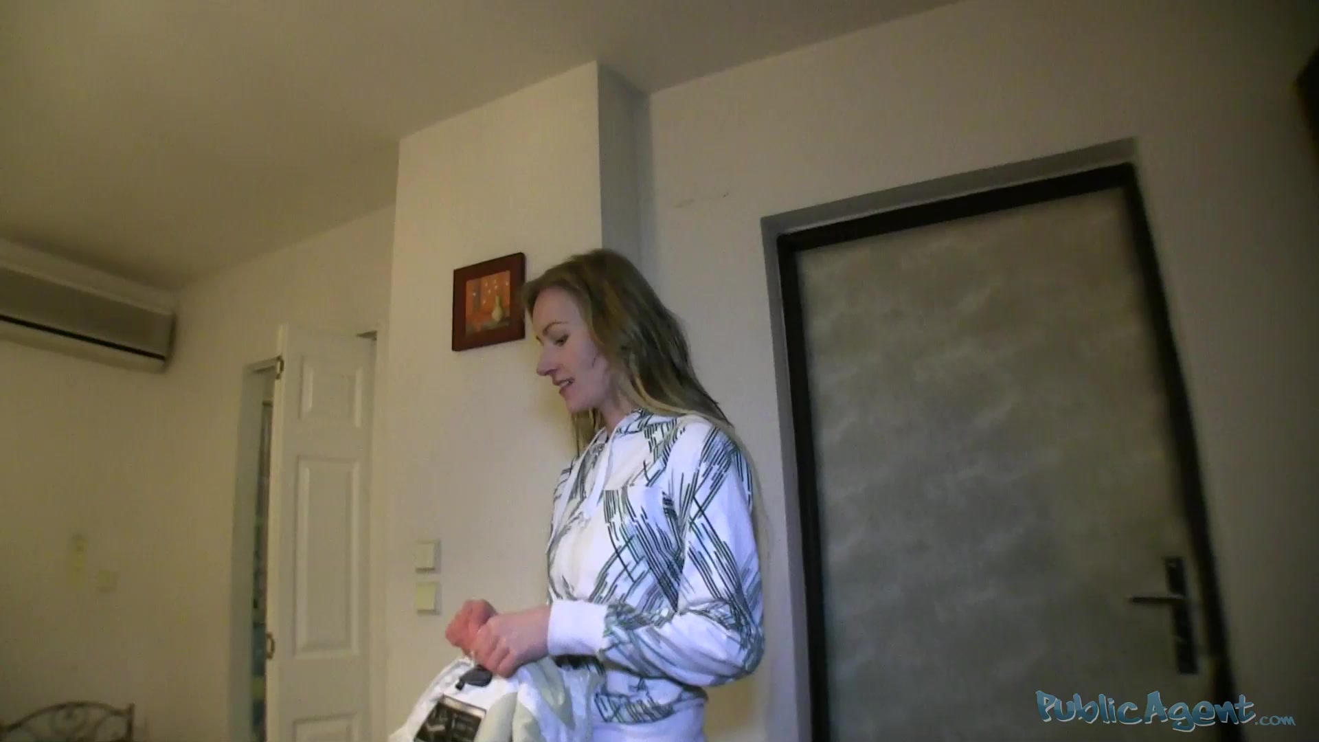 Nice babe came with guy and wildly sucked his cock in the bedroom