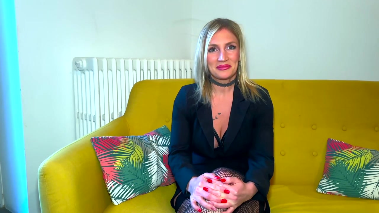 Godard assigns two agents to entertain Viota - Jacquie et Michel TV