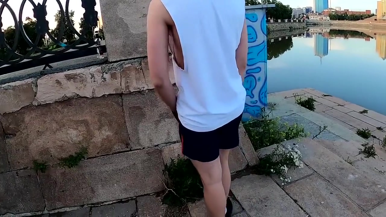 Guy Masturbates In The City In The Morning While Walking