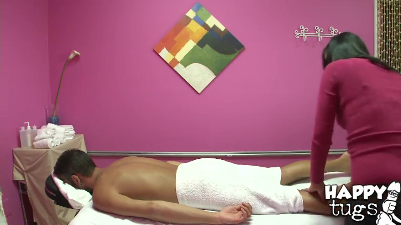 Having a massage seance made by an Asian chic Oi, Logan Exx is hardly a master of himself
