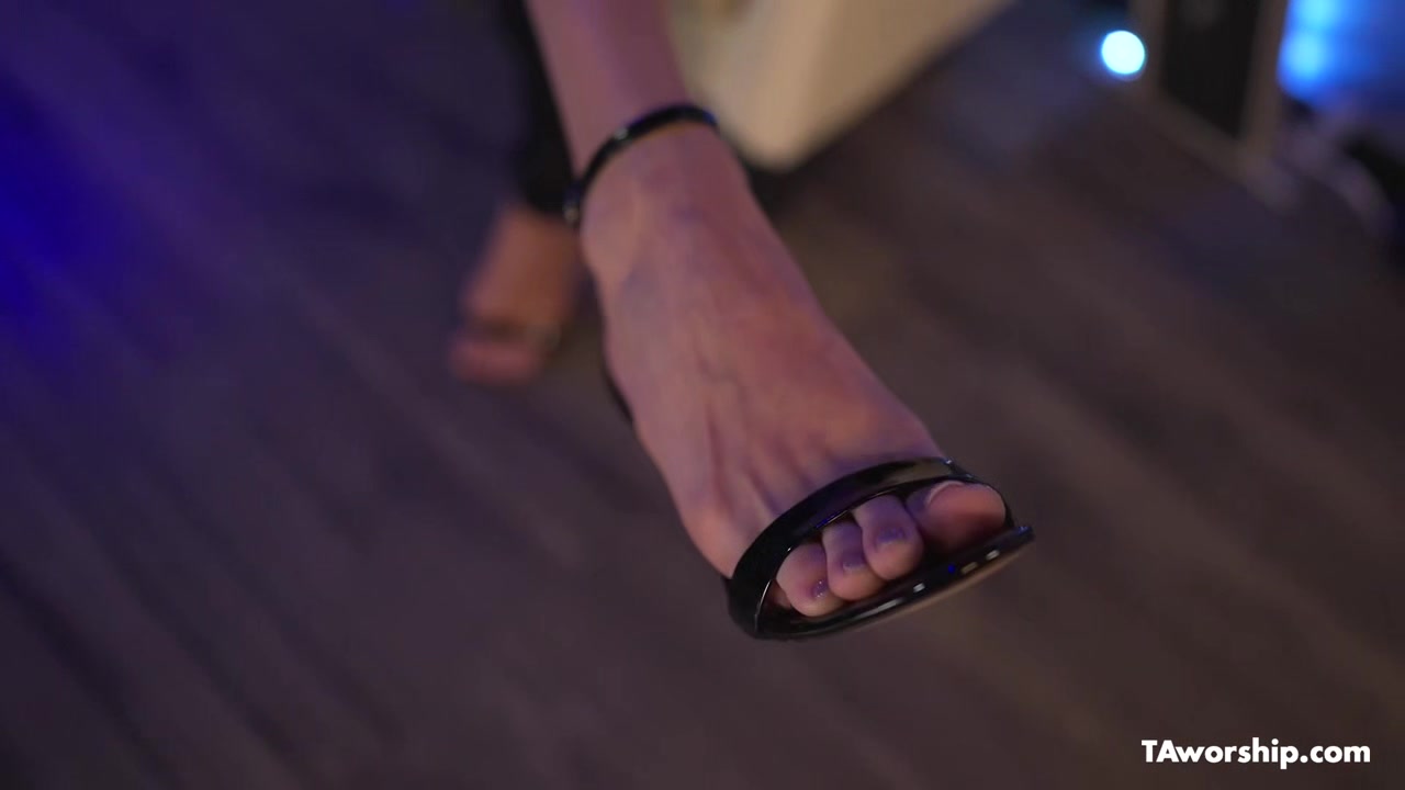 Cum on Jasmines Rouges feet - Taworship