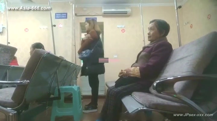 peeping chinese woman to go to the hospital for an injection.1