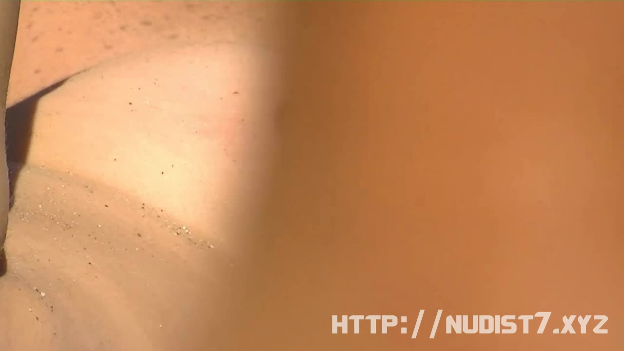 Quality video of a nudist girl spreading her thighs