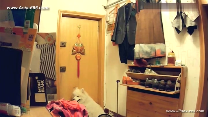 Hackers use the camera to remote monitoring of a lover's home life.285_2