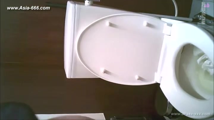 peeping asian office lady go to toilet.3