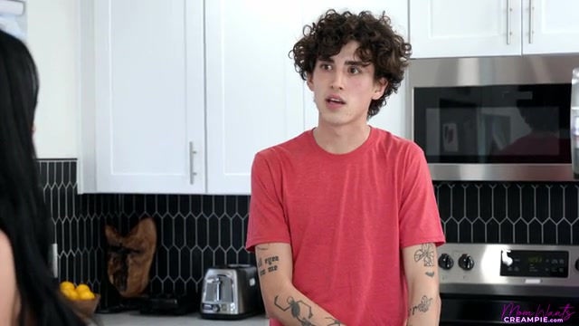 Stepsons Sexual Services - S4:E7 - Momlover