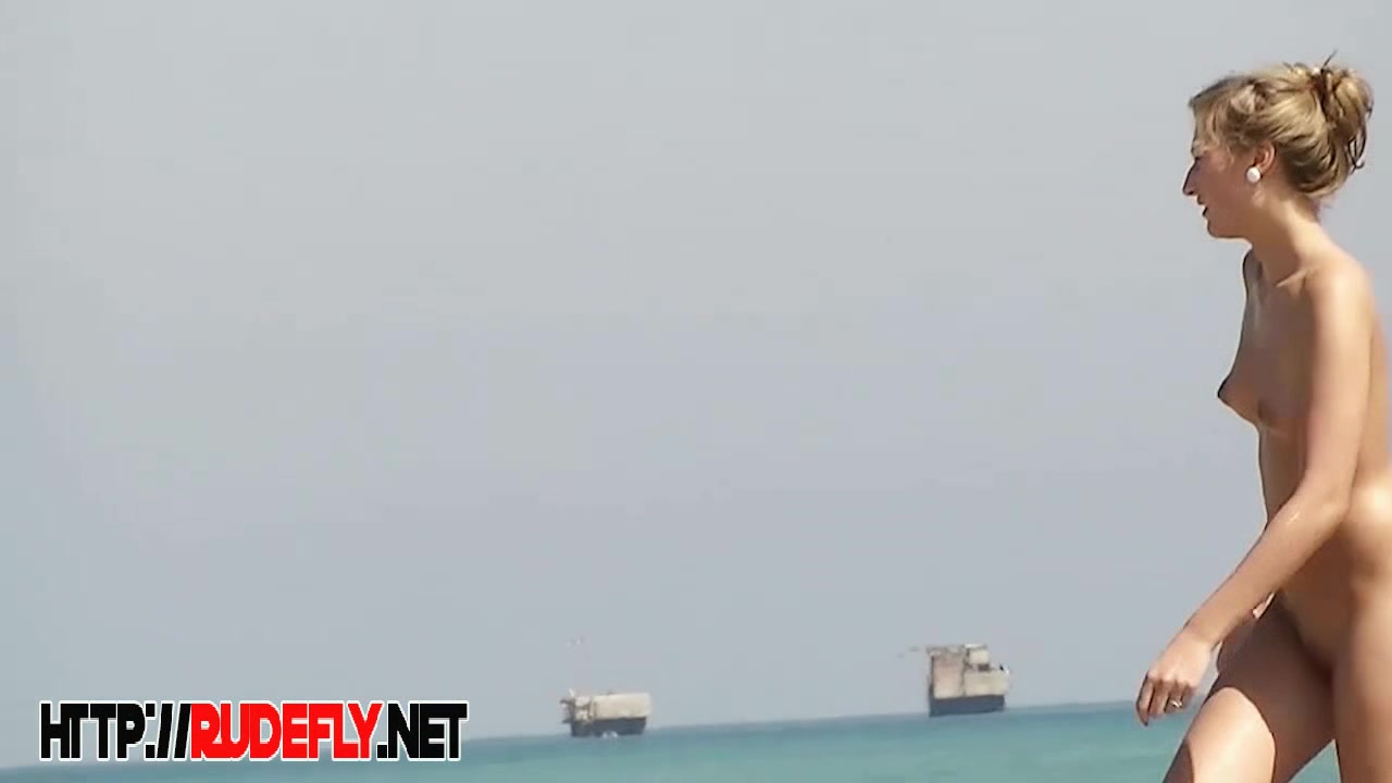 Amateur sexy beach nudist on video