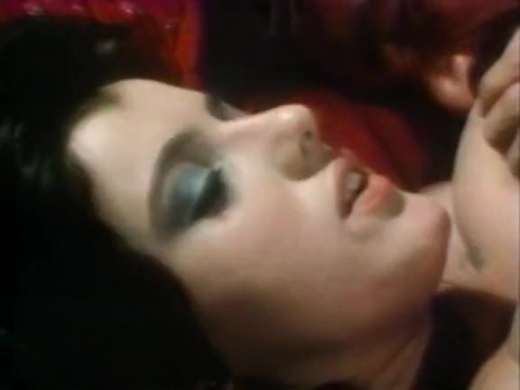 Christy Canyon, Bunny Bleu, Blondi in vintage sex movie