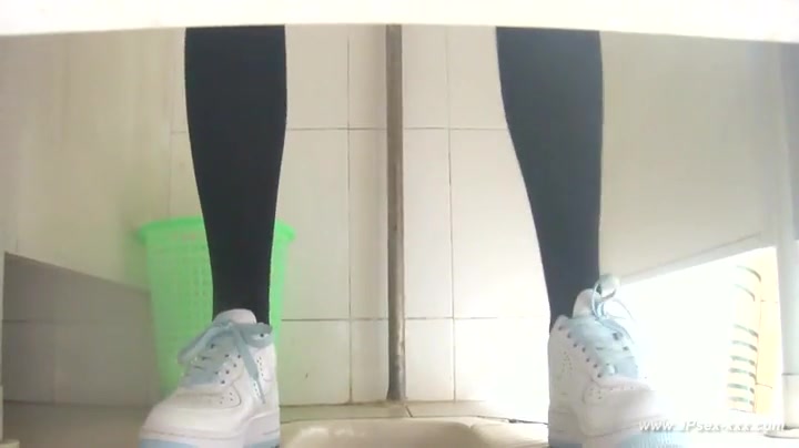 chinese girls go to toilet.28