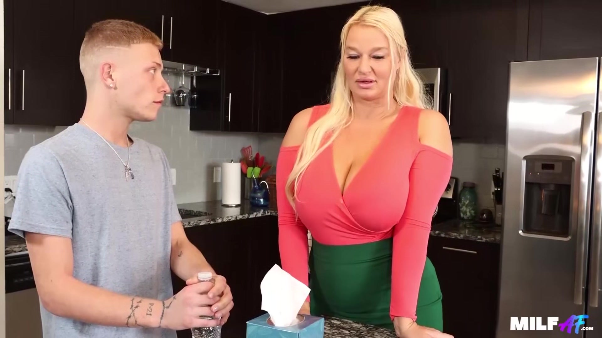 PAWG MILF London Gets Fucked By Neighbor Boy