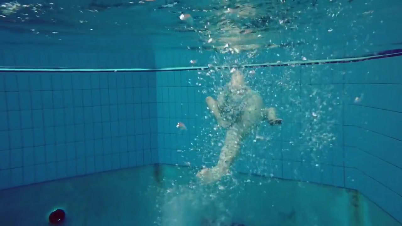Underwater Hottest Babe Zelenkina Swims