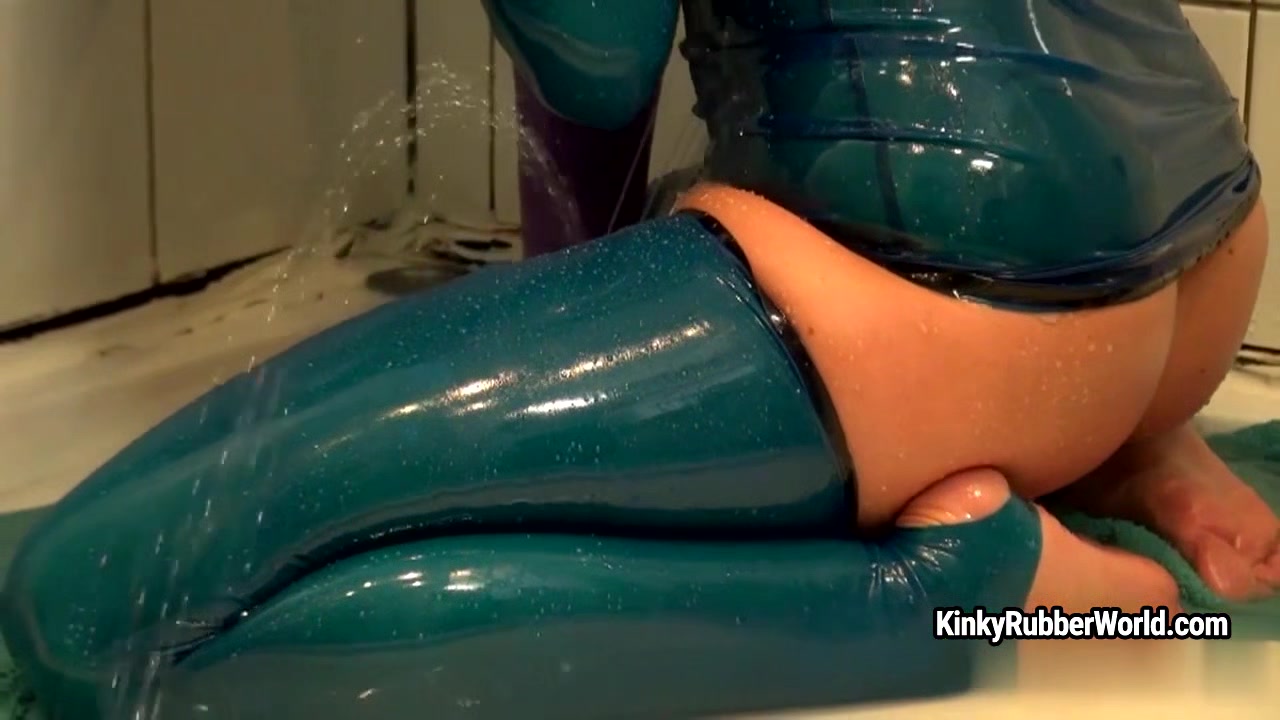 Kinkyrubberworld - Latex fun in the shower with Latex Izzy