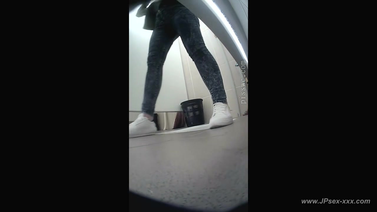 peeping blondes go to toilet.***