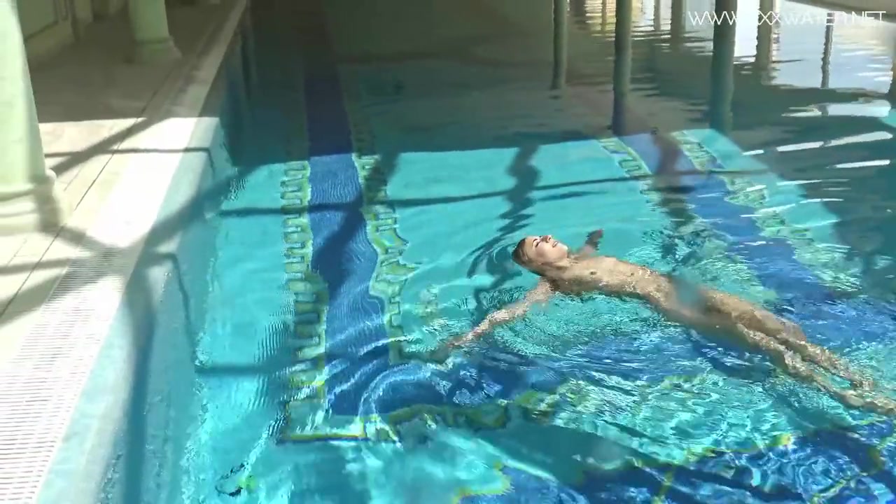 Hot Us Blondie Swims Naked In The Pool - Lindsay Cruz