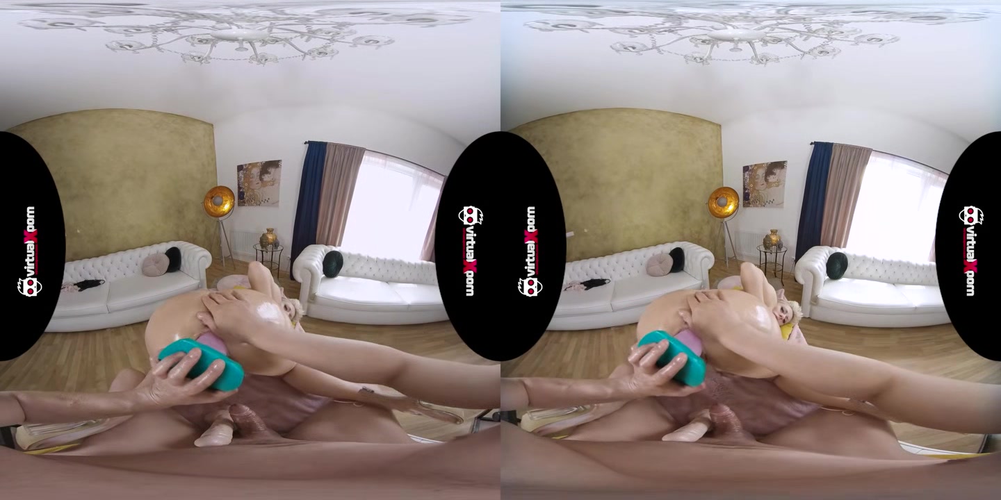 She Squirts During Fist Fucking - VirtualXPorn