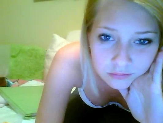Young blonde babe shoves three fingers at time