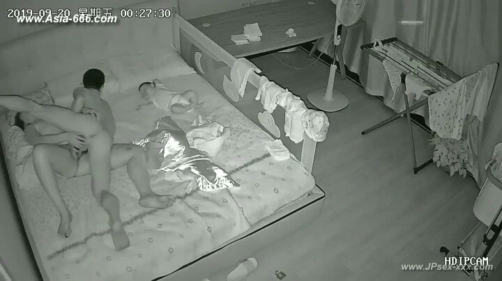 Hackers use the camera to remote monitoring of a lover's home life.357_2