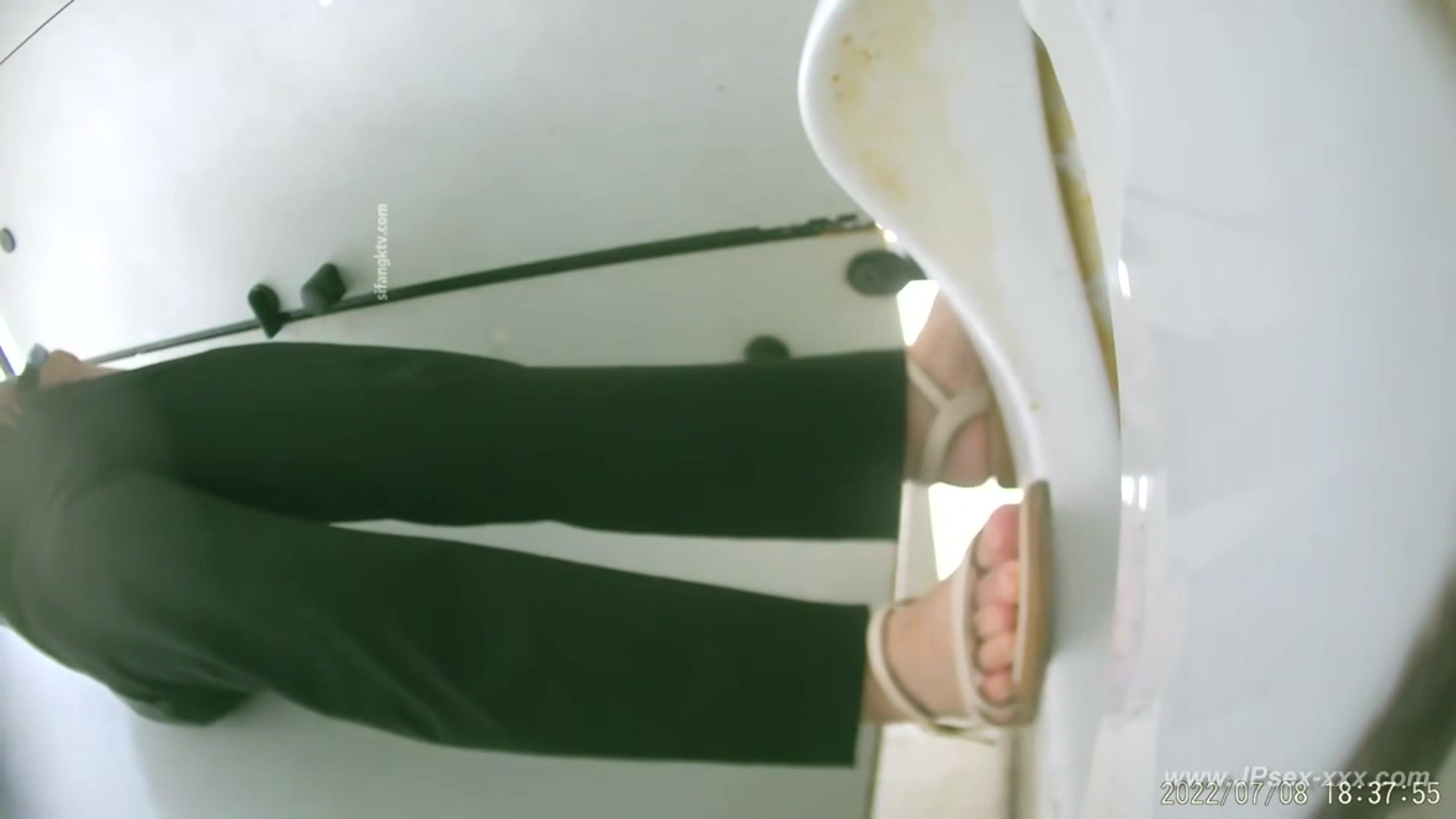chinese girls go to toilet.303