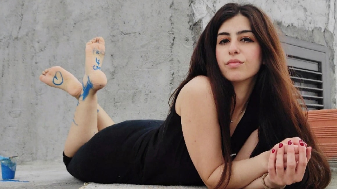 Super-hot Vale Rovski paints her toenails