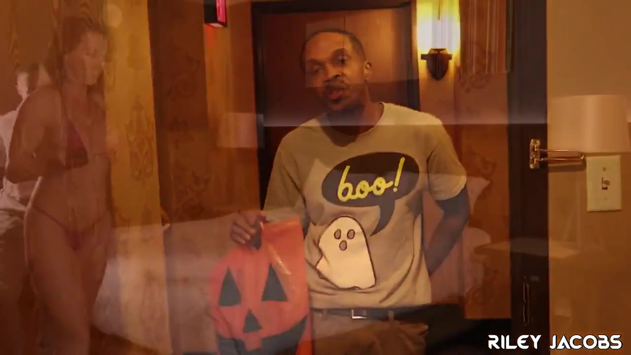 Riley Jacobs Gets Uncut Xl Chocolate Bar For Halloween